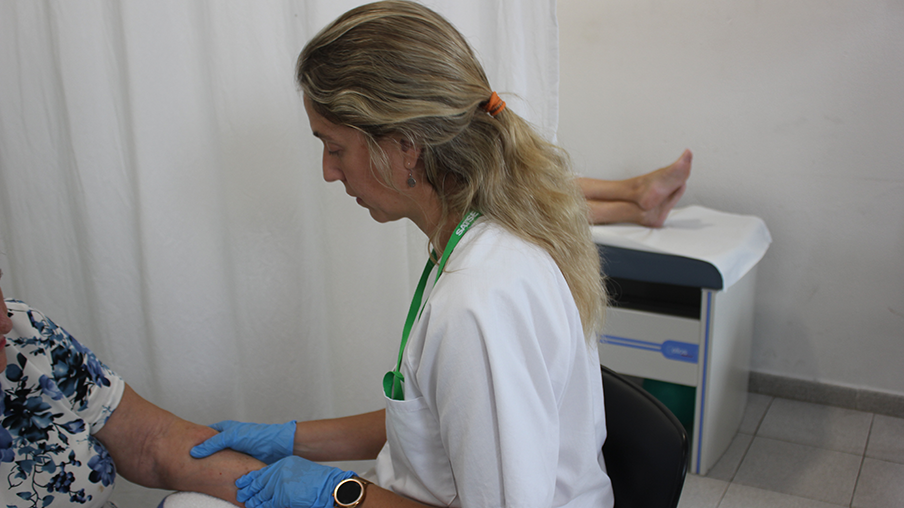 Fisioterapeuta de Atención Primaria con una paciente